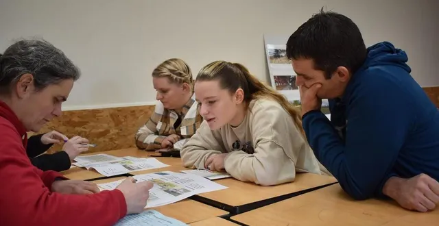 photo  maélys morançais avec ses parents en quête d’informations à la mfr pour une formation de bergère. c’était au mois de février, lors d’une autre opération portes ouvertes.  &copy;  archives le maine libre 