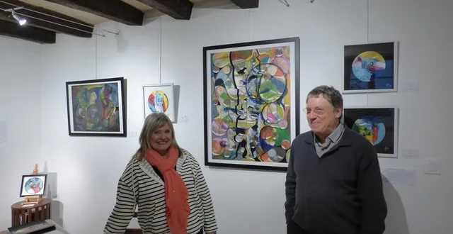 photo  annie pelzak et alain cophignon voguent à la barre de la galerie du chemin, à juigné-sur-sarthe, depuis un an.  &copy;  ouest-france 