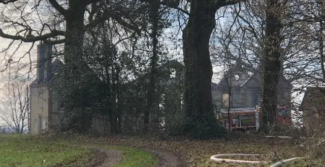 photo  la vieille bâtisse a été entièrement ravagée par les flammes. ce jeudi 16 mars, les secours étaient toujours sur place, des recherches sont menées pour trouver une potentielle victime.  &copy;  ouest-france 