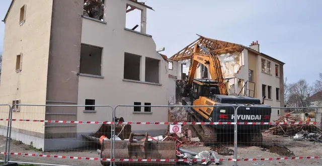 photo  la grignoteuse est entrée en action ce jeudi 16 mars. l’opération va demander plusieurs jours.  &copy;  le maine libre 