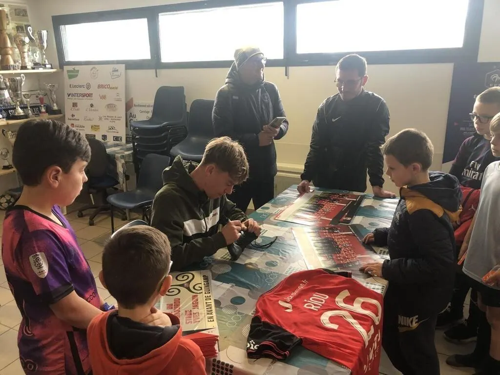 Matthis Riou a rendu une visite surprise aux jeunes du Stade paimpolais