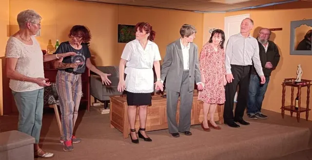 photo  jean-claude châlons, président de la troupe les cabotins (à droite),et six comédiens amateurs sur scène.  &copy;  ouest-france 