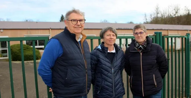 photo  dominique covemaeker, le maire, et une partie de la délégation à l’issue de la visite du bâtiment à reconstruire, situé en arrière-plan.  &copy;  ml 
