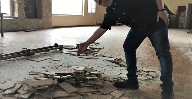 photo  le carrelage de la salle de réception située à l’étage de l’auberge du cheval blanc s’est soudainement soulevée en novembre 2019, entraînant la fermeture administrative de l’espace.  &copy;  le maine libre 