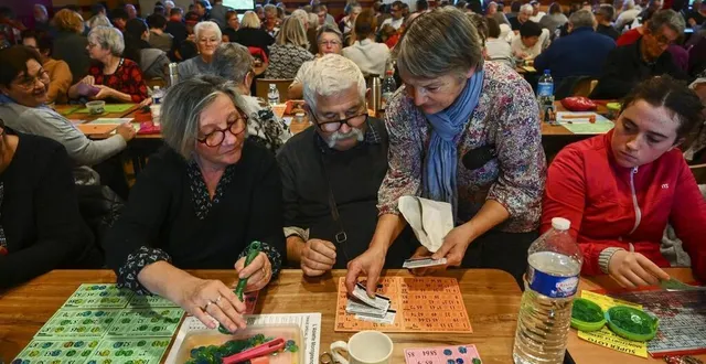 photo  après la phase de vérification, place à la distribution des bons d’achat.  &copy;  archives le maine libre – denis lambert 