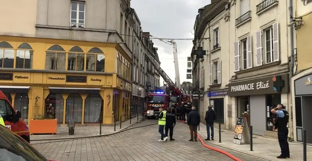 photo  les pompiers sont en intervention grande-rue à sablé-sur-sarthe pour un incendie qui s’est déclaré au petit matin, ce vendredi 17 mars 2023, dans un immeuble.  &copy;  ouest-france 