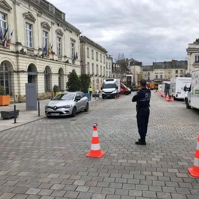 photo l'accès à la place raphaël-élizé restera bloqué jusqu'au au moins midi, ce vendredi 17 mars 2023, à sablé-sur-sarthe.  ©  ouest-france