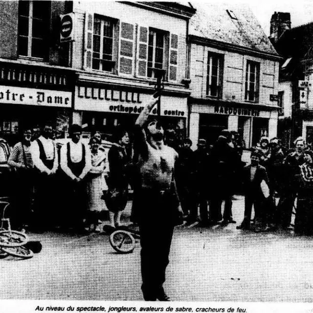 photo en 1979, un avaleur de sabre a fait le show, à la foire au boudin de mortagne-au-perche.  ©  archives ouest-france