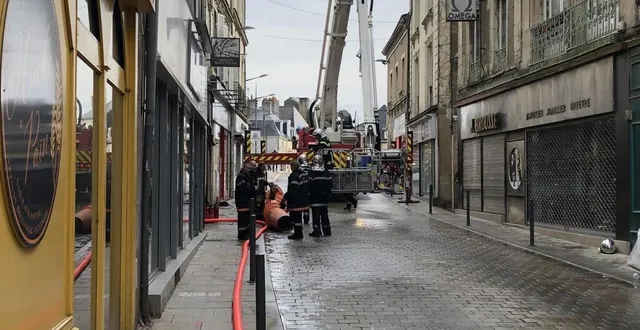 photo  les pompiers étaient encore à l’œuvre, vendredi 17 mars 2023, à 11 h 30 après l’incendie survenu au petit matin grande-rue, à sablé-sur-sarthe.  &copy;  ouest-france 
