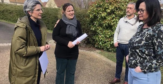 photo  la députée écologiste sandrine rousseau, accompagnée de son homologue sarthoise élise leboucher, a rencontré les villion, à pruillé-le-chétif.  &copy;  ouest-france 