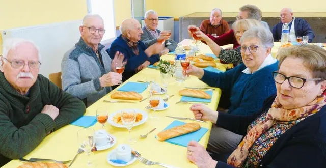 photo  parmi les membres, jacky orillard, porte-drapeau fidèle à l’association.  &copy;  le maine libre 