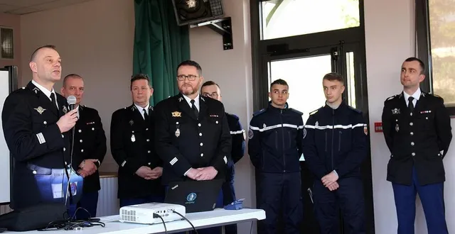 photo  le commandant boucheron (avec le micro), chef de la compagnie de la flèche et le capitaine lafond, ont rendu compte de l’activité 2022.  &copy;  le maine libre 