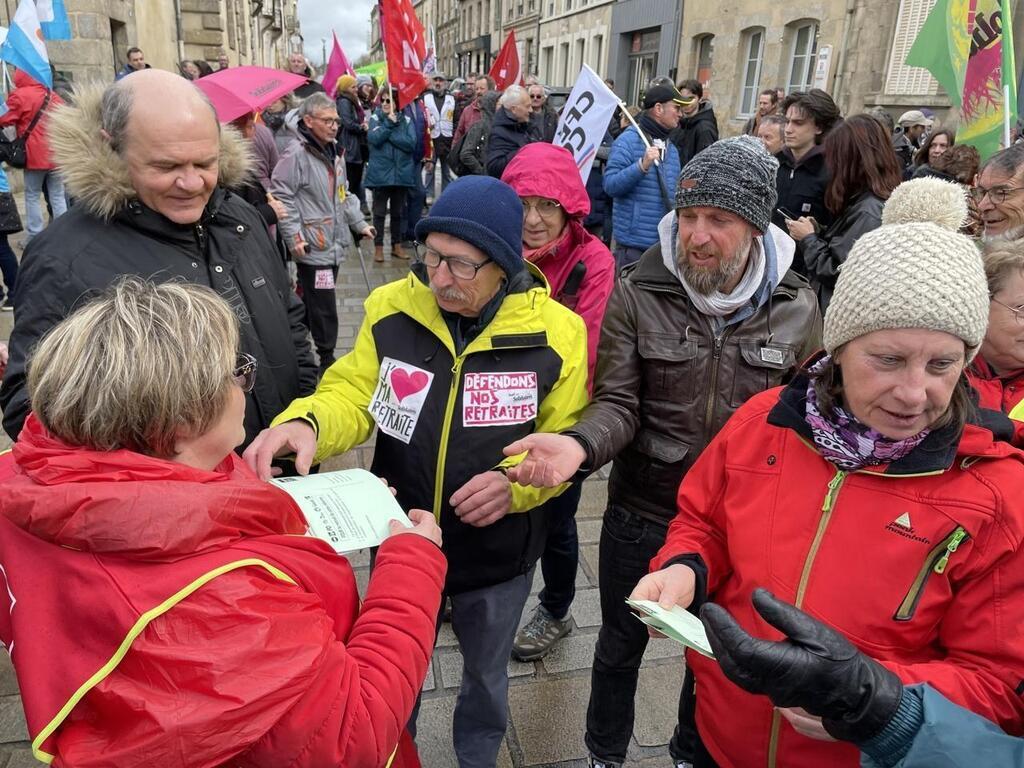 Retraites : à Alençon, L’intersyndicale Distribue Des Cartes Postales à ...