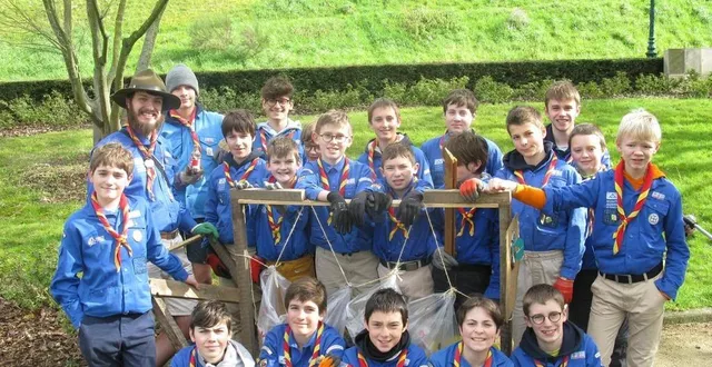 photo  une petite pause photo au milieu d’un après-midi de dur labeur pour le nettoyage de bords de sarthe.  &copy;  ouest-france 