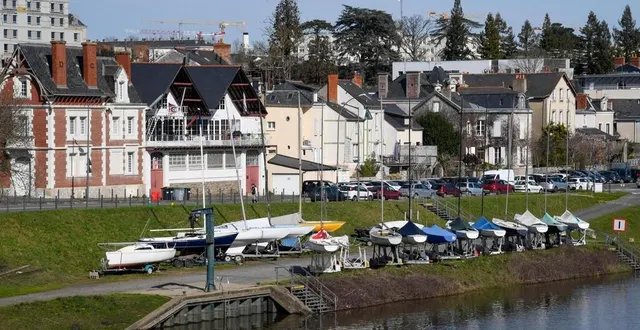 photo  angers, promenade de reculée, 16 mars 2023. ce vieux quartier, sur la rive droite de la maine, tient une place à part dans la ville. les travaux de voirie qui viennent de démarrer vont en faire un lieu de promenade plus sécurisant pour les piétons et les cyclistes.  &copy;  co – laurent combet 
