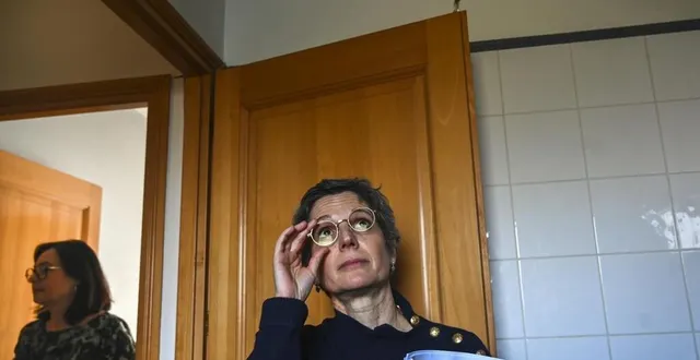 photo  pruillé-le-chétif, vendredi 17 mars 2023. sandrine rousseau, ici dans la salle de bain de la famille villion, où des fissures ont travers sur les autres pièces.  &copy;  le maine libre – denis lambert 