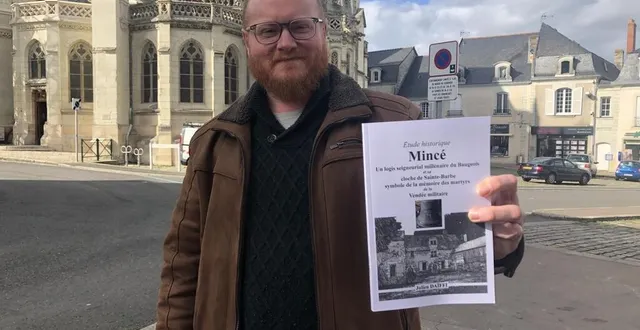 photo  beaufort-en-anjou, le 14 mars 2023. julien daïffi présente son ouvrage consacré au domaine de mincé à échemiré. ses recherches lui ont permis de retrouver la cloche dite barbe, disparue du domaine en 1793.  &copy;  co 