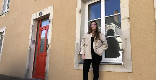 photo  manon dardé, chargée de mission habitat et contrat de ville au sein de la communauté de communes du pays sabolien, devant l’un des façades qui a bénéficié de l’opah-ru à sablé-sur-sarthe.  &copy;  ouest-france 