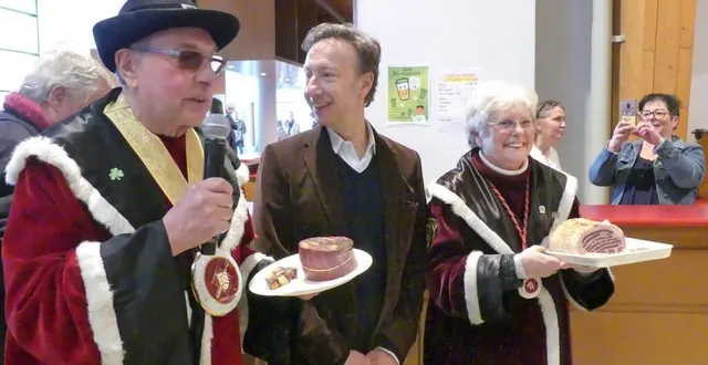 photo  stéphane bern est accueilli dans l’espace du concours international du boudin noir par jean-claude gotteri, grand maître chevalier de la confrérie du goûte boudin.  &copy;  ouest-france 