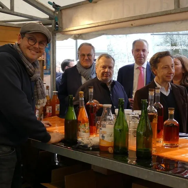 photo stéphane bern déguste le cidre du perche de la maison ferré.  ©  ouest-france