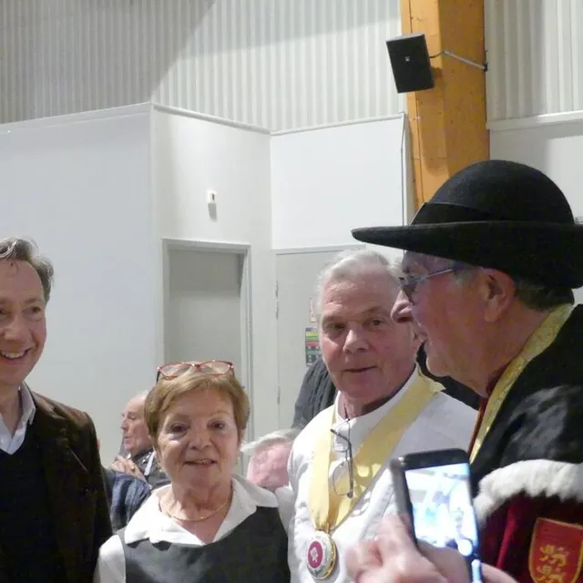 photo stéphane bern, surpris et très touché de retrouver lucien delorme et son épouse, ses anciens charcutiers de thiron-gardais partis à la retraite. « ils fabriquaient le meilleur boudin », a-t-il témoigné.  ©  ouest-france