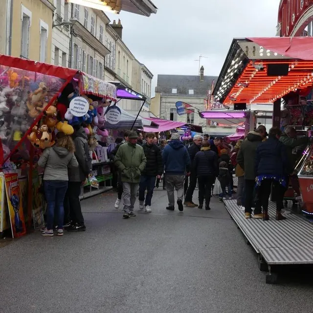 photo pour le grand plaisir des enfants, une vingtaine de forains présents pendant la foire, ont installé différentes attractions comme manèges, autos tamponneuses…  ©  ouest-france