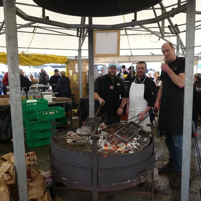 photo les charcutiers locaux grillent le boudin au centre du stand.  ©  ouest-france