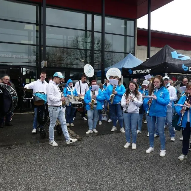 photo les boudingues ont fait vibrer la foire et le carré du perche au rythme des bandas.  ©  ouest-france