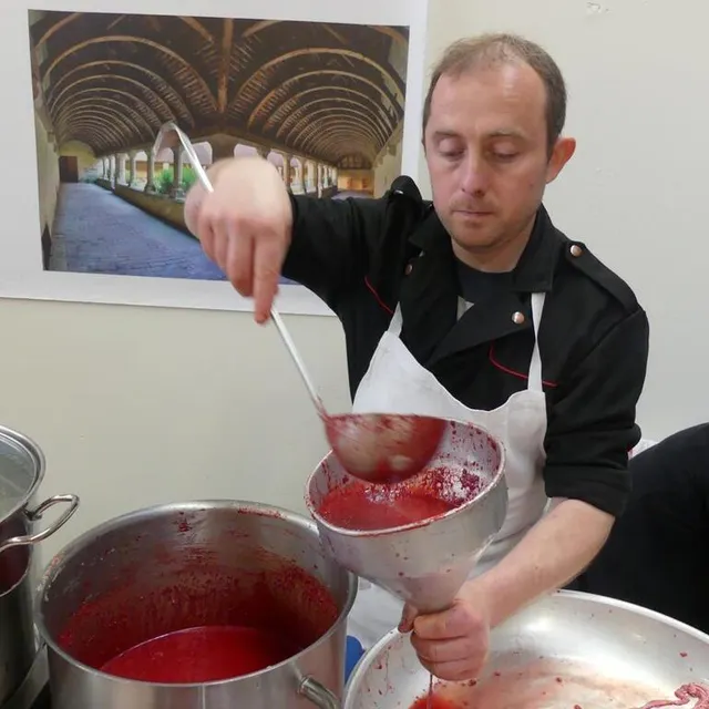 photo mikael lemore fabrique le boudin sur le stand culinaire de la foire.  ©  ouest-france
