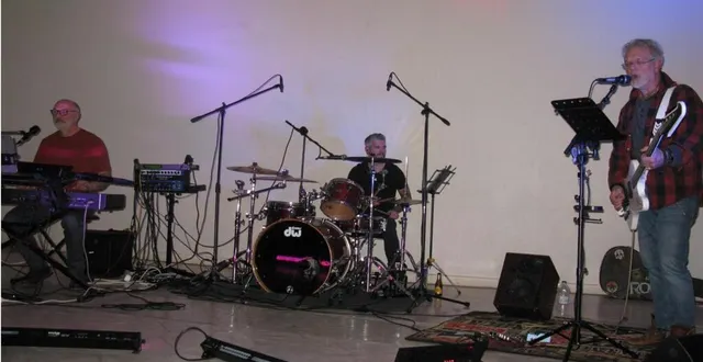 photo  frank, tonio et son fils du groupe de rock skäl.  &copy;  ouest-france 