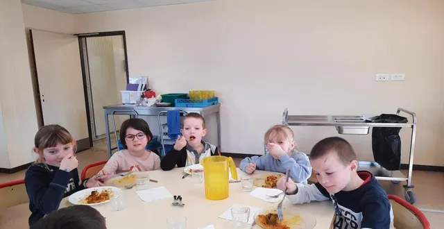 photo  à la cantine scolaire, le prix du repas augmentera au 1er avril.  &copy;  ouest-france 