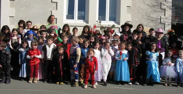 photo  sur le thème l’art dans tous ses états, les 77 élèves de l’école sainte-jeanne-d’arc ont fêté carnaval, jeudi matin, avec leurs enseignants.  &copy;  ouest-france 