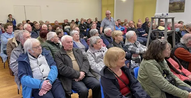 photo  la salle municipale de saint-martin-du-vieux-bellême était comble, vendredi 17 mars 2023, pour la première réunion publique d’information consacrée à la fusion de la commune avec celle de bellême.  &copy;  ouest-france 