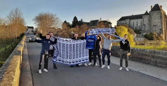 photo  les supporters de la js solesmes sur le pont qui sépare juigné-sur-sarthe et solesmes, après le match, dimanche 19 mars 2023.  &copy;  romain coubard 