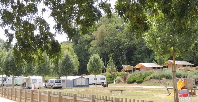 photo  le camping les rives de la mayenne change de mains.  &copy;  archives ouest-france 