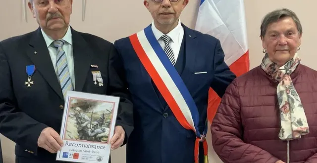 photo  jacques saint-denis et son épouse, nelly, ont été mis à l’honneur par le maire, philippe bigot.  &copy;  ouest-france 