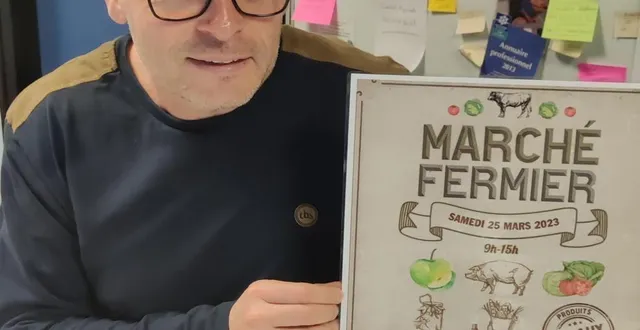 photo  yohan ragaine directeur du centre social avec l’affichedu marché.  &copy;  le maine libre 