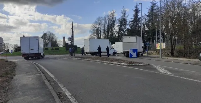 photo  une délégation de forains a bloqué ce mardi 21 mars 2023 l’accès à mamers depuis la route d’alençon, coupée dans les deux sens. la gendarmerie est intervenue.  &copy;  le maine libre 