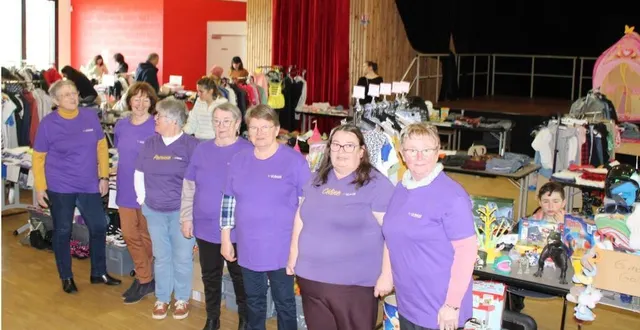 photo  sept bénévoles ont mis en place et animé la troisième édition de ce vide-dressing.  &copy;  ouest-france 