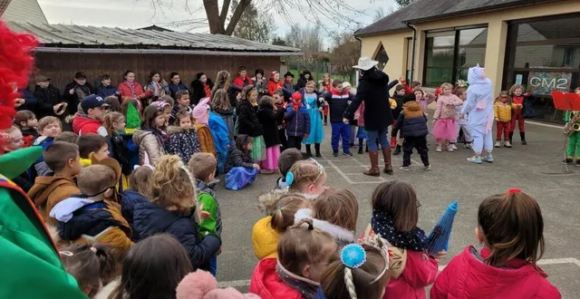 photo  le cortège s’est organisé dans la cour avant de défiler dans les rues.  &copy;  le maine libre 