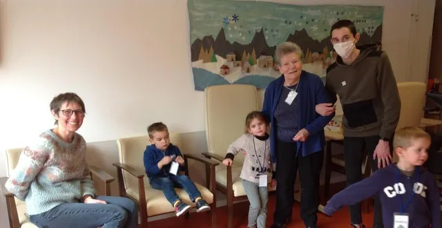 photo  de gauche à droite avec les enfants pour le tir au but : françoise settier directrice de l’école, denise pillon résidente, et nathan lycéen de nazareth.  &copy;  le maine libre 