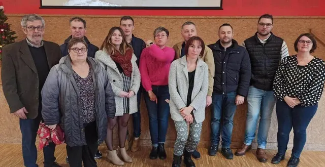 photo  les membres du comité des fêtes d’arthezé vont accueillir la troupe de l’échancrure.  &copy;  le maine libre 