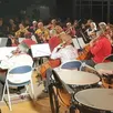 photo  en soirée, l’orchestre symphonique et les ensembles de guitares et violoncelles. 