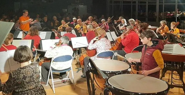 photo  en soirée, l’orchestre symphonique et les ensembles de guitares et violoncelles.  &copy;  ouest-france 