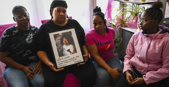 photo  raïka (sa sœur), lydia (sa mère), mickaëlla (sa sœur) et madélina (sa nièce), un an après la mort de laïk, 16 ans, tué à coups de couteau à la sortie de la fête foraine du mans.  &copy;  le maine libre – denis lambert 