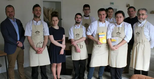 photo  autour de sharon et jason, la brigade de la maison nipa est fière de cette distinction.  &copy;  le maine libre 