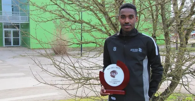 photo  l’engagement de félix coiffard, joueur, bénévole, arbitre et coach à la section handball de l’usf, a été salué par un oscar.  &copy;  ouest-france 