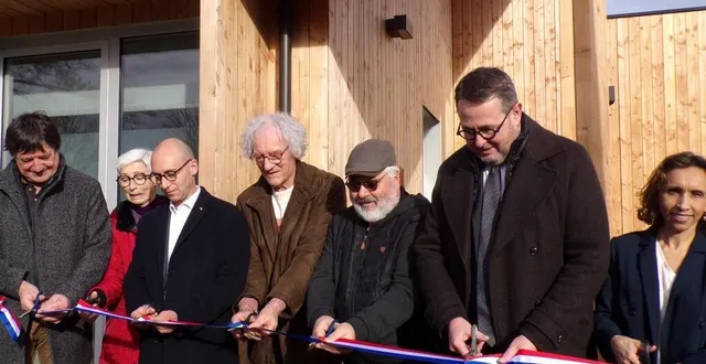 photo  élus de l’ancienne municipalité, dont joël georges, maire du mandat précédent, et élus actuels coupent le ruban tricolore pour officialiser l’inauguration du pôle santé changéen.  &copy;  le maine libre 