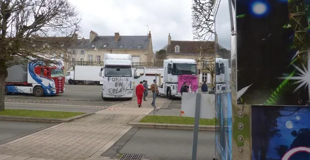 photo  mercredi en début d’après-midi les forains ont affiché des banderoles sur leur camion avant d’aller bloquer les ronds points de la ville.  &copy;  le maine libre 