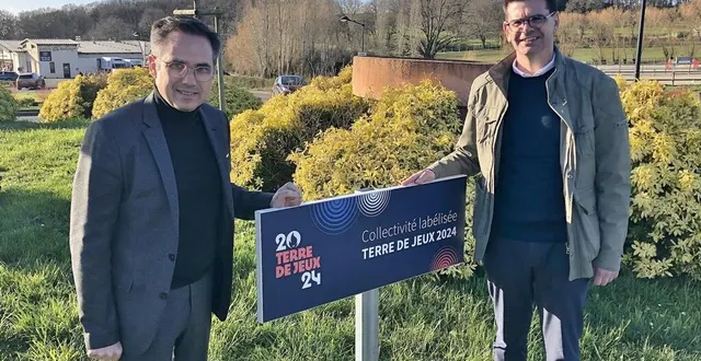photo  nicolas leudière, le maire, et nicolas renou, adjoint aux sports, pose devant l’un des quatre panneaux terre de jeux 2024, sur le rond-point de la route du mans, à sablé-sur-sarthe.  &copy;  ouest-france 